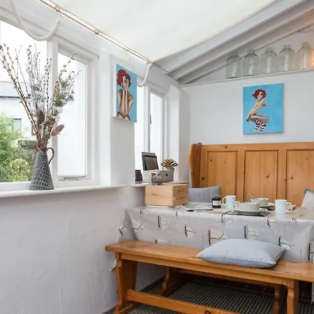 Lovely By Coastal Footpath & Surf Beaches! Holiday home *