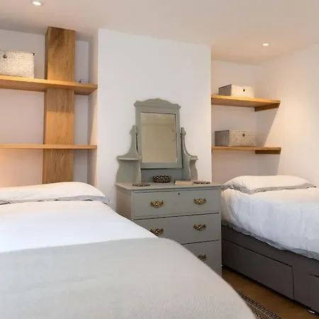 Holiday home Lovely By Coastal Footpath & Surf Beaches!
