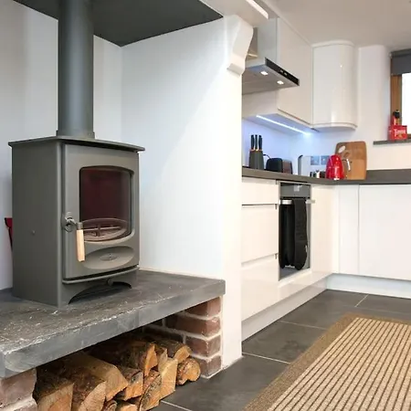 Lovely By Coastal Footpath & Surf Beaches! Holiday home *